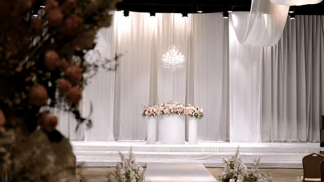 꽃 장식이 있는 우아한 결혼식장