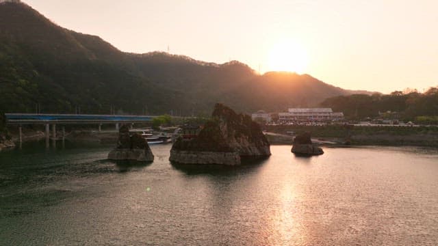 산과 강이 어우러진 고요한 일몰