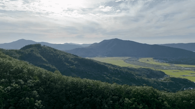 맑은 하늘 아래 광활한 산