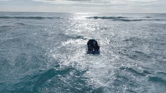 작은 보트가 바다를 항해하는 모습