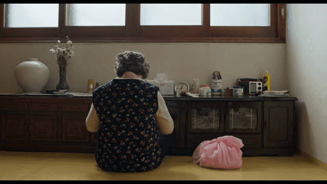 조용한 방에 앉아 있는 노인 여성