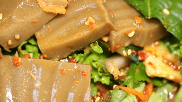 야채와 함께한 한국식 도토리묵 무침