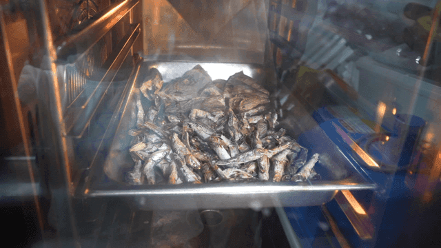 오븐에서 구워지는 멸치 트레이