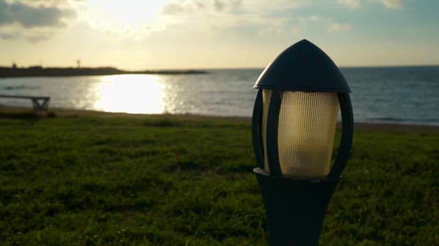 고요한 풍경과 눈에 띄는 가로등