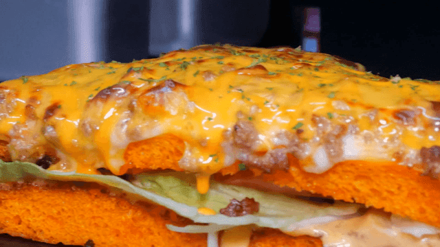 치즈와 양상추가 들어간 피자 버거