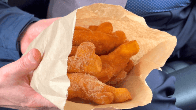 종이봉지에 담긴 설탕 꽈배기를 든 노인들