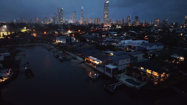 밤에 물가에 있는 집들과 도시 스카이라인