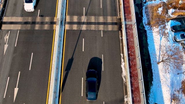 푸른 하늘 아래 한강의 남쪽과 북쪽을 잇는 다리