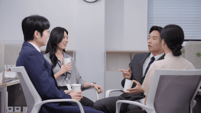 동료들이 커피를 마시며 대화하는 모습