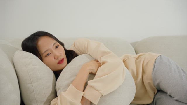 편안한 소파에서의 여유로운 휴식