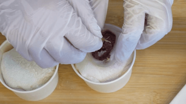 장갑 낀 손으로 준비하는 모찌 디저트