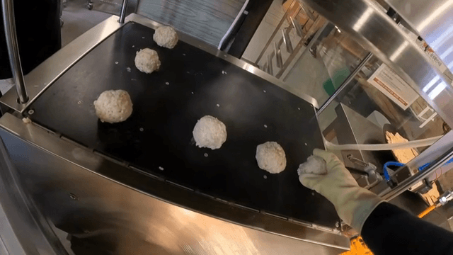 불판 위에 올리는 주먹밥