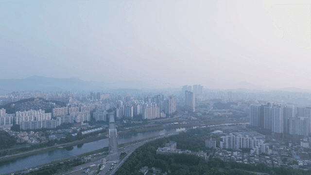 강이 있는 광활한 도시 풍경