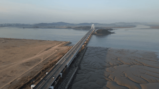 고요한 강 위의 긴 다리