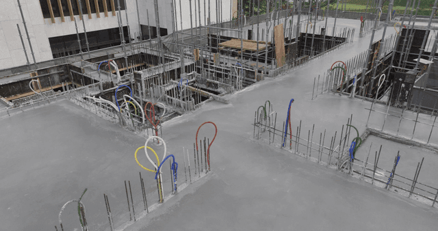 철근과 파이프가 있는 콘크리트 기초