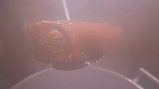 냄비에서 꺼내지는 족발