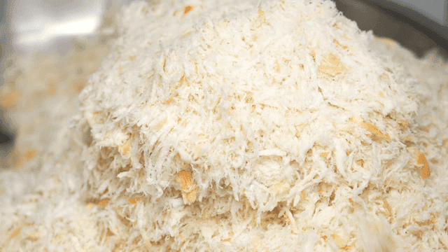 고기에 빵가루를 묻히는 장간 낀 손