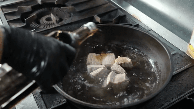 팬에서 소스를 넣어 요리하는 돼지고기