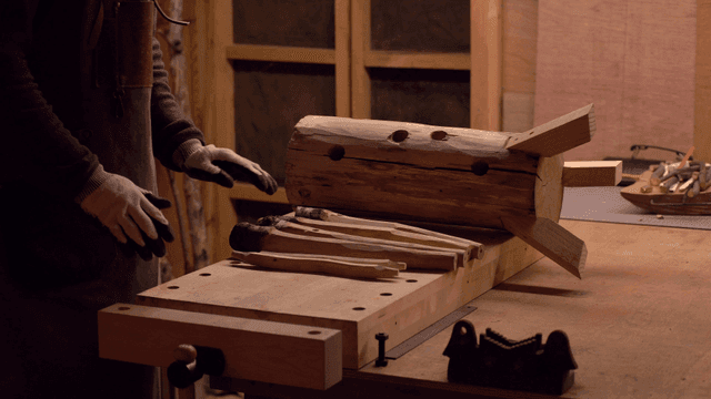실내에서 나무 통나무를 다루는 장인