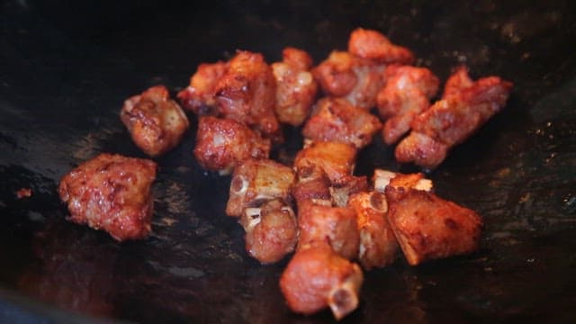 팬에 지글거리는 고기와 야채