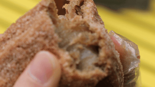 설탕을 입힌 츄러스를 들고 있는 사람