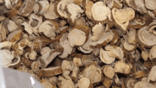 비닐봉지에 담긴 말린 약재