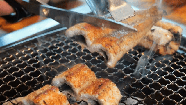 바비큐 그릴에서 자르는 장어