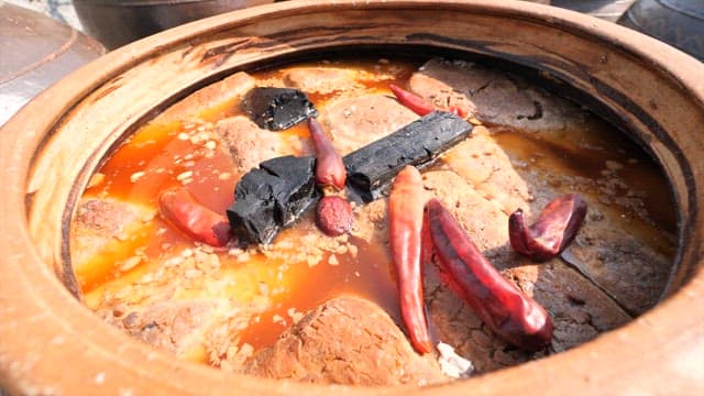 큰 항아리에 담긴 전통 한국 발효 된장