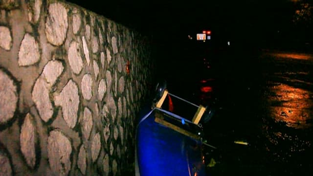 비오는 밤의 돌담