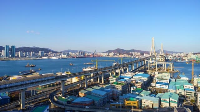 낮부터 밤까지의 분주한 부산항대교