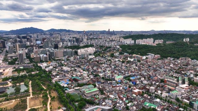 산을 배경으로 한 광활한 도시 풍경