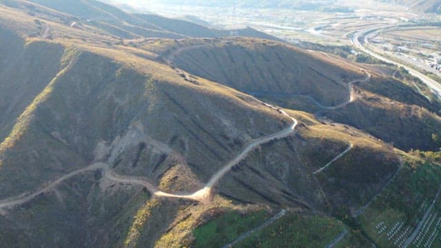 산악 지형의 굽이치는 도로