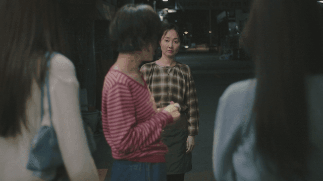 거리에서 대화하는 여성들