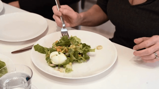 실내에서 신선한 샐러드를 즐기는 사람