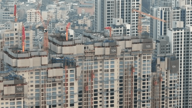 고층 건물 공사 현장