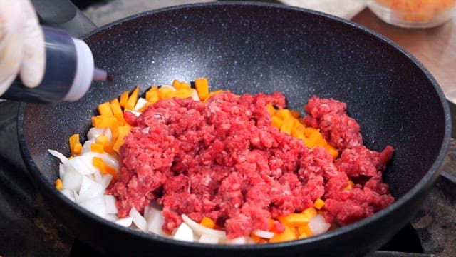 간장을 넣고 볶는 채소와 고기