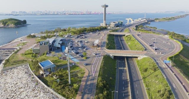 도시 스카이라인과 연결된 긴 다리