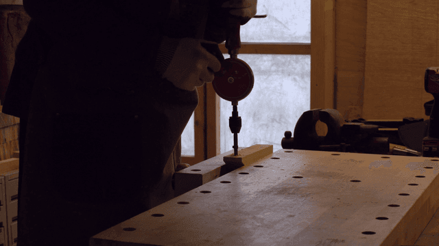 작업장에서 도구를 사용하는 사람