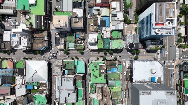 건물과 도로가 있는 도시의 전경