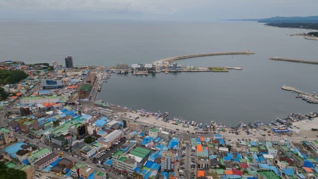 어업 항구가 있는 고요한 바다