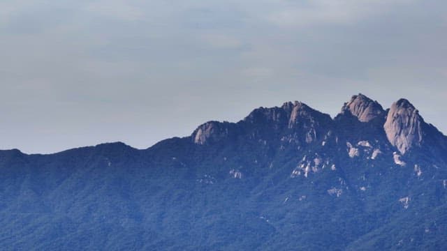 흐린 하늘 아래 고요한 산맥