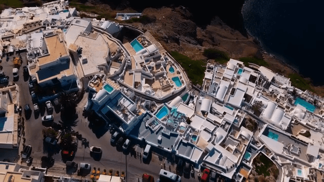 절벽과 바다 옆의 하얀 건물들