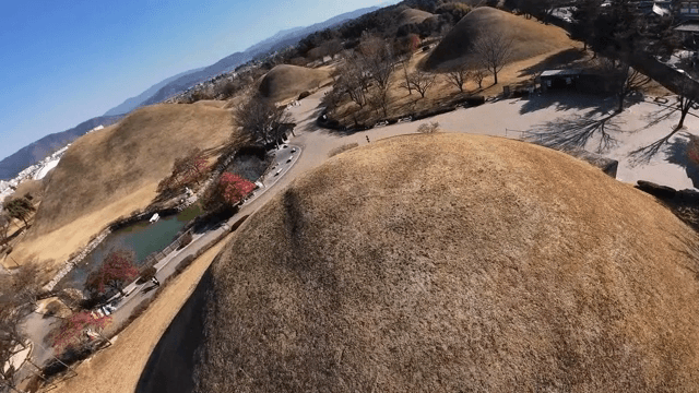 경치 좋은 공원의 고대 무덤