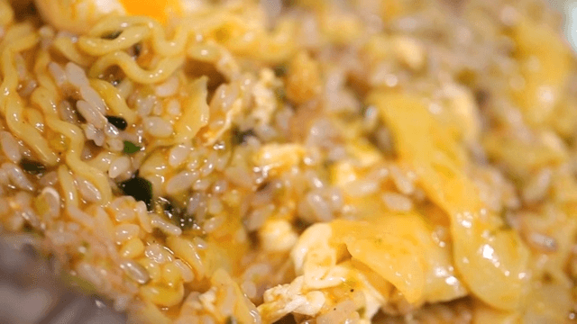 라면과 밥을 그릇에 비비기