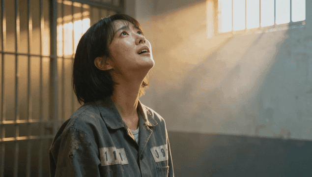 감방에서 위를 바라보는 여성 죄수