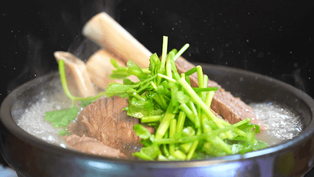 Boiling galbitang with fresh vegetables