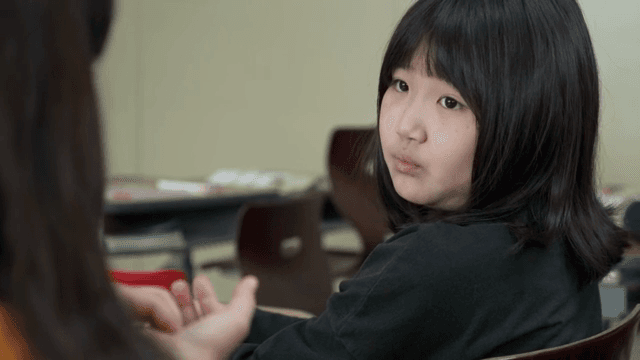 교실에서 누군가와 대화하는 아이