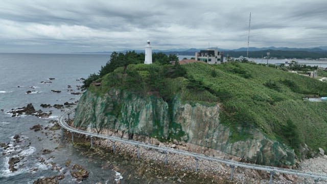 바위 해안 절벽 위의 하얀 등대