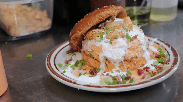 토핑이 올라간 고급 버거