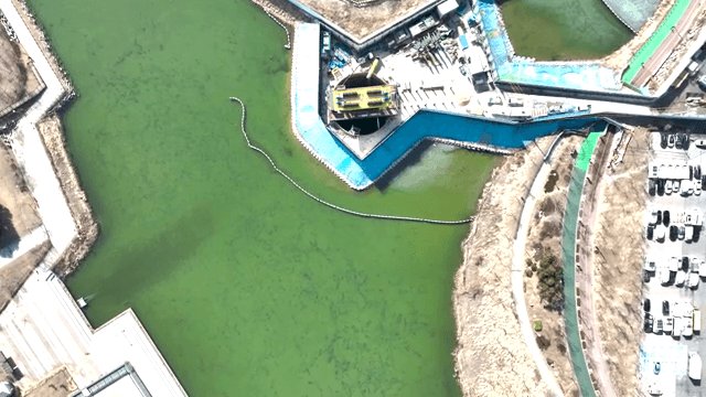 산책로와 물이 있는 공원의 항공 뷰